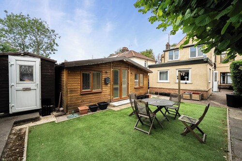 Studio Retreat Sleeps 1 - WiFi & Parking
