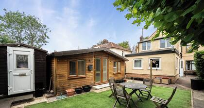 Studio Retreat Sleeps 1 - WiFi & Parking