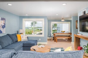 TV, offices - Family Waterfront Vacation  4BR, 3BA, Sleeps 12! (Omro)