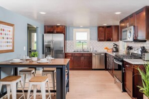 Coffee/tea maker, fridge, microwave, oven - Family Waterfront Vacation  4BR, 3BA, Sleeps 12! (Omro)