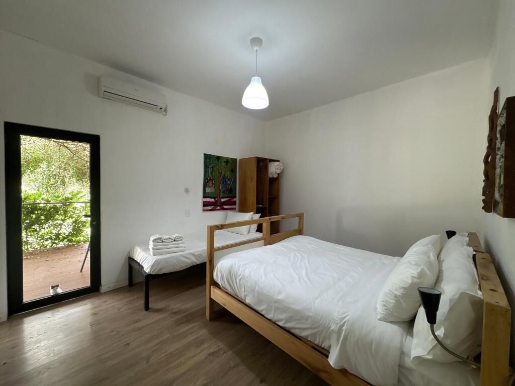 Habitación triple, vista al jardín | Edredón, camas con efecto memoria y escritorio 