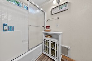 Toallas, jabón, papel de baño 