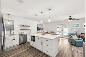Wasserkocher mit Kaffee-/Teezubehör, Kühlschrank, Mikrowelle, Ofen