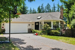 Exterior - Cozy 3BR House Near Ocean Park & Crescent Beach (Surrey)