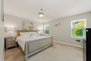 Room - Cozy 3BR House Near Ocean Park & Crescent Beach (Surrey)