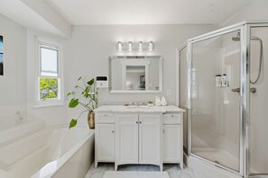Bathroom - Cozy 3BR House Near Ocean Park & Crescent Beach (Surrey)