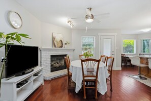Dining - Cozy 3BR House Near Ocean Park & Crescent Beach (Surrey)