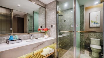 Superior Twin Room, City View | Bathroom