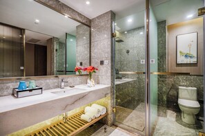 Superior-Zweibettzimmer, Stadtblick | Badezimmer | Dusche, kostenlose Toilettenartikel, Haartrockner, Hausschuhe