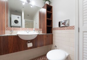 Ducha, secador de pelo, toallas, jabón