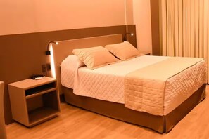 Tabla de planchar con plancha, wifi gratis y ropa de cama 