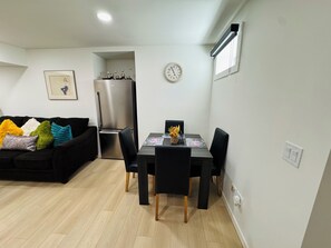 Dining - Luxury Loft 2-bedroom near major City attractions with AC and fitness room (Calgary)