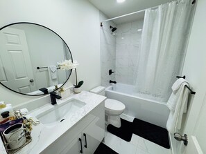 Hair dryer, towels, soap, toilet paper - Luxury Loft 2-bedroom near major City attractions with AC and fitness room (Calgary)