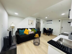 Living area - Luxury Loft 2-bedroom near major City attractions with AC and fitness room (Calgary)
