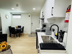 Wasserkocher mit Kaffee-/Teezubehör, Kühlschrank, Mikrowelle, Ofen