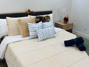 Iron/ironing board, WiFi, bed sheets - Luxury Loft 2-bedroom near major City attractions with AC and fitness room (Calgary)