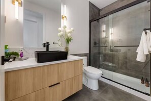 Shower, jetted bath, hair dryer, bidet - Luxuria Vibe & Vogue 5 Bedroom near Lake, with AC and gym! (Chestermere)