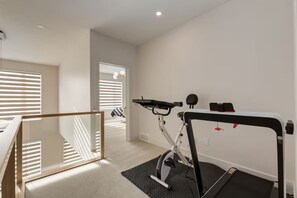 Fitness facility - Luxuria Vibe & Vogue 5 Bedroom near Lake, with AC and gym! (Chestermere)
