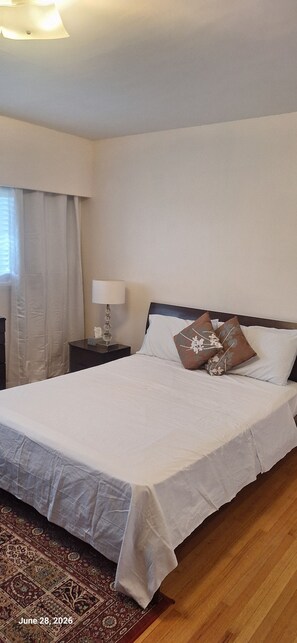 3 bedrooms, free WiFi, bed sheets - Entire Main Floor of a House West Vancouver.  (West Vancouver)