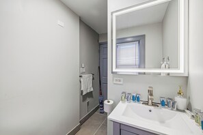 Dusche, Haartrockner, Bidet, Handtücher