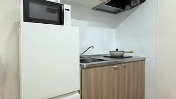 Suite Économique, balcon, vue ville | Cuisine privée | Réfrigérateur, micro-ondes, plaque de cuisson