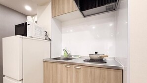 Căn hộ Tiêu chuẩn, ban công, quang cảnh thành phố | Bếp riêng | Tủ lạnh, lò vi sóng, bếp nấu, dụng cụ nấu nướng/bát dĩa/dao nĩa 