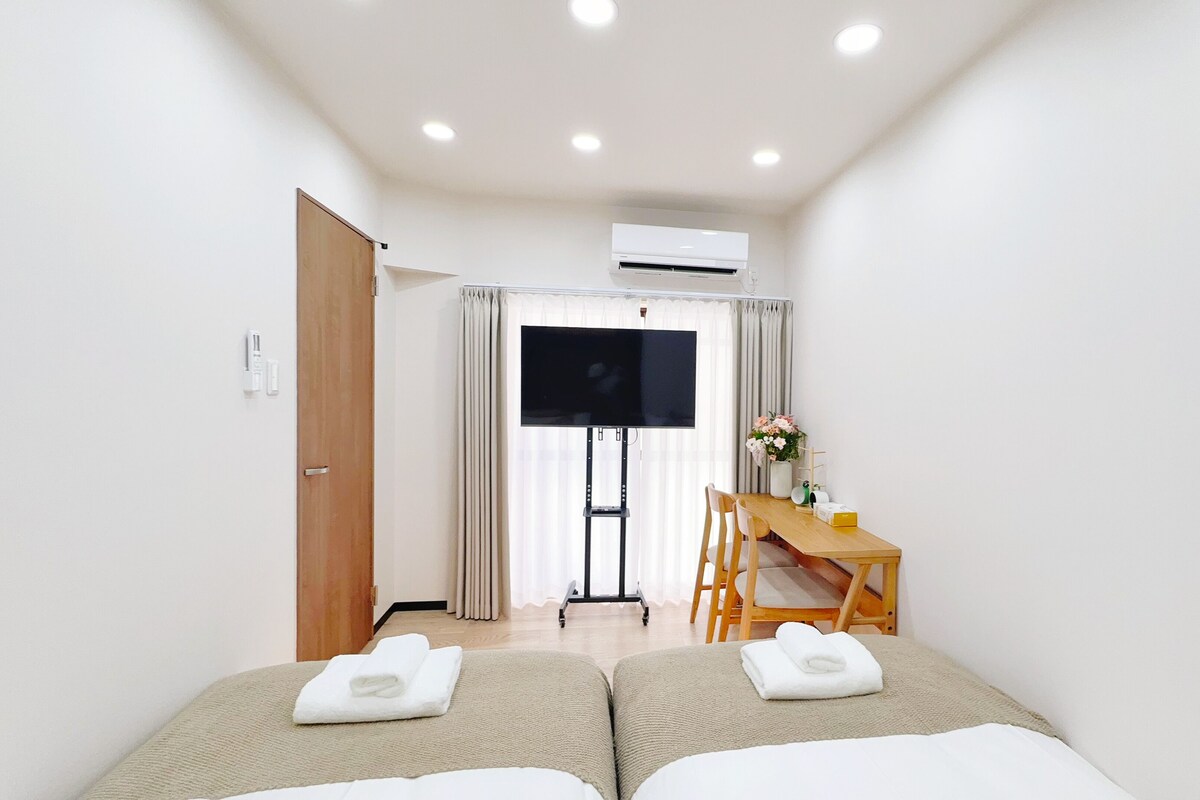 Camera Comfort con letto matrimoniale o 2 letti singoli | Una scrivania, tende oscuranti, insonorizzazione, ferro/asse da stiro