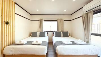 Habitación cuádruple familiar, balcón, vista a la ciudad | Escritorio, cortinas blackout y insonorización