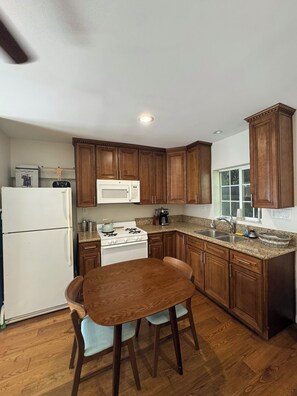 Private kitchen - Spacious, Comfy and Charming Studio in Granada Hills, LA (Los Angeles)