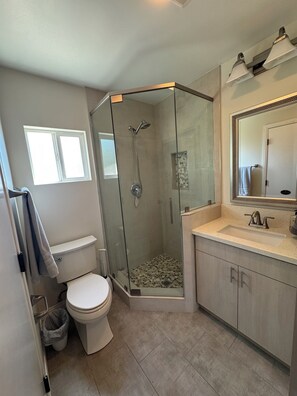 Shower, hair dryer, towels, soap - Spacious, Comfy and Charming Studio in Granada Hills, LA (Los Angeles)