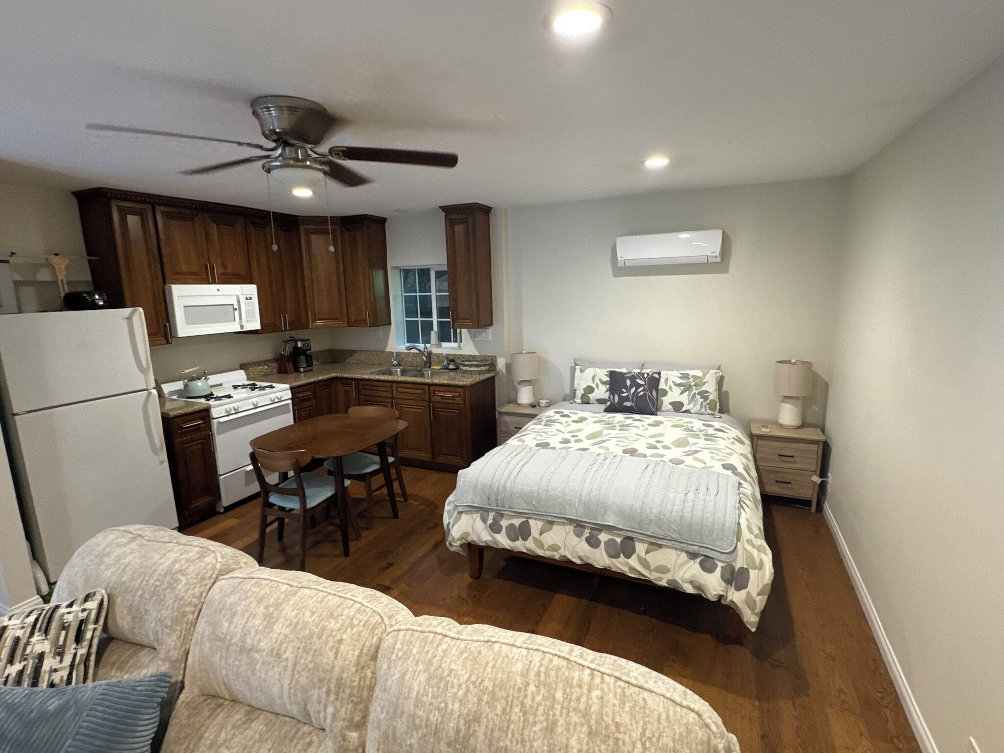 Iron/ironing board, internet, bed sheets