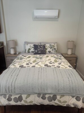 Iron/ironing board, internet, bed sheets - Spacious, Comfy and Charming Studio in Granada Hills, LA (Los Angeles)