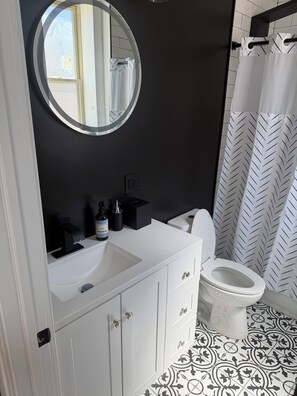Bathroom -     Luxury 4br duplex Lakefront Living Without the Downtown Price (Chicago)