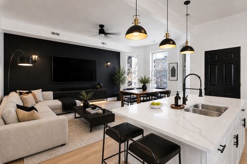     Luxury 4br duplex Lakefront Living Without the Downtown Price