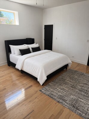 Room -     Luxury 4br duplex Lakefront Living Without the Downtown Price (Chicago)
