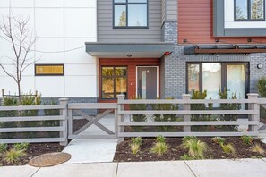 Exterior - New & Modern 4BR Townhome - Rooftop & Garage (Langley)