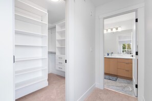 Interior - New & Modern 4BR Townhome - Rooftop & Garage (Langley)