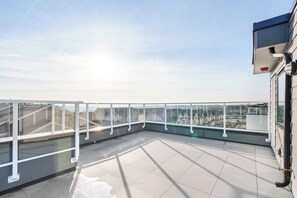 Terrace/patio - New & Modern 4BR Townhome - Rooftop & Garage (Langley)