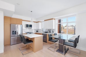 Coffee/tea maker, fridge, microwave, oven - New & Modern 4BR Townhome - Rooftop & Garage (Langley)