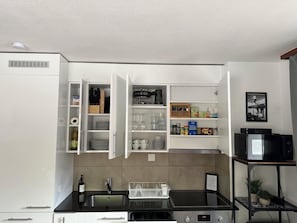 Kühlschrank, Kochgeschirr/Geschirr/Besteck