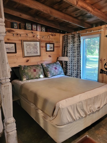 The Better then Tenting Getaway , 1 bedroom Cozy Cabin with Open floor plan.