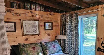 The Better then Tenting Getaway , 1 bedroom Cozy Cabin with Open floor plan.