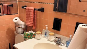 Ein Badezimmer mit Toilette, Waschbecken und Spiegel.