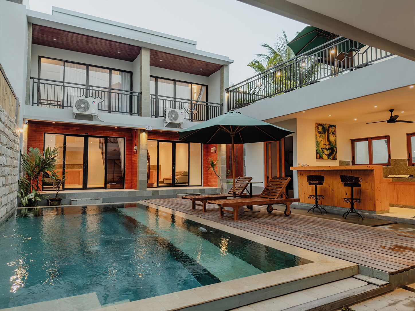 Una piscina al aire libre