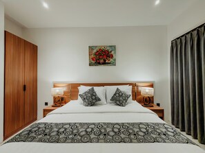 Desk, laptop workspace, free WiFi - Premaloka (Badung)