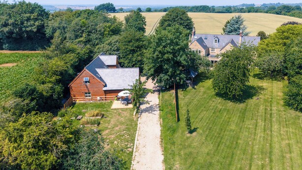 A rural property with a large house, a barn, and a well-maintained lawn. - Beautiful 3 Bedroom House in Oxfordshire (Souldern)
