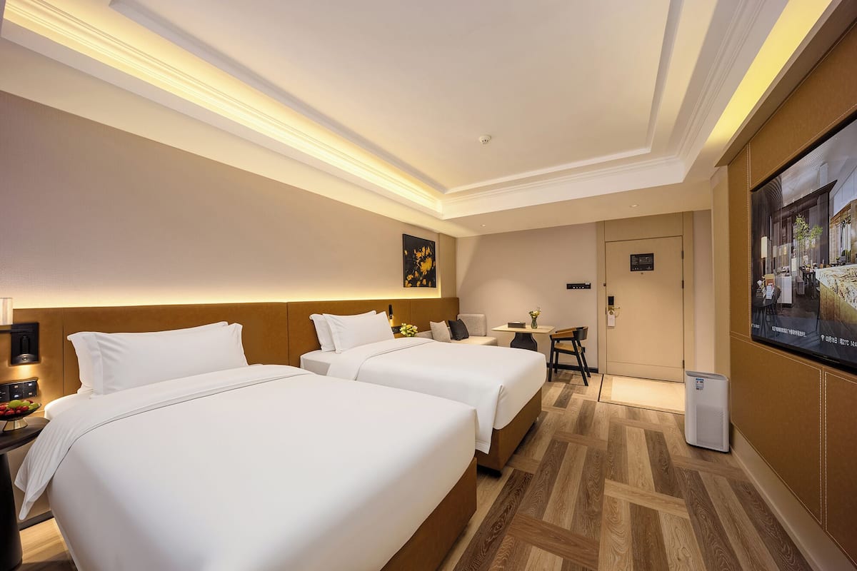 Hochwertige Bettwaren, Betten mit Memory-Foam-Matratzen, Minibar