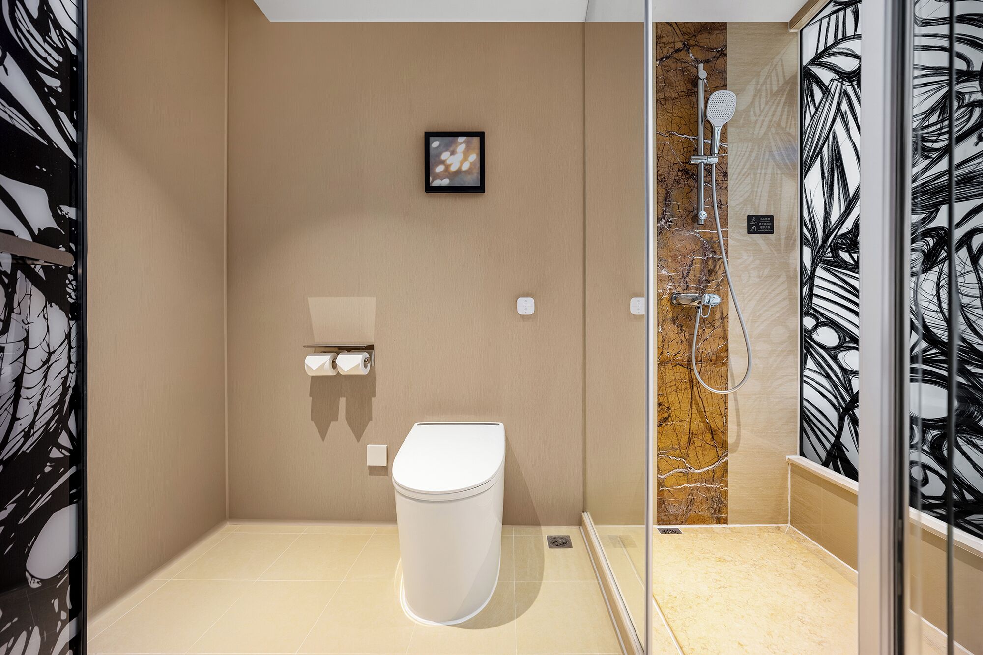Ein modernes Badezimmer mit Toilette, Dusche und einer Marmorwand.