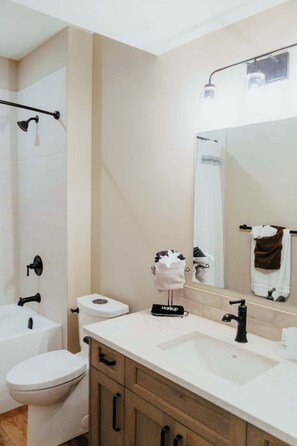Asciugacapelli, asciugamani, sapone, shampoo