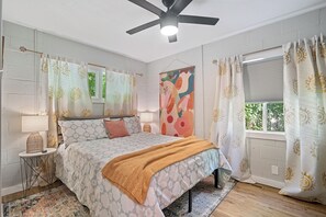2 bedrooms, iron/ironing board, free WiFi, bed sheets - Manhattan KS Colorful Cottage ~ King Bed & Wi-Fi (Manhattan)
